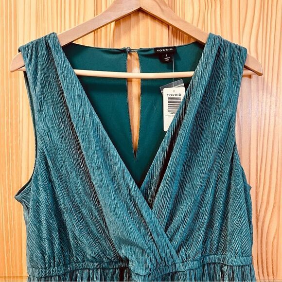 NWT Torrid Green crinkle knit surplice sleeveless dress with pockets size 1 - Picture 3 of 5